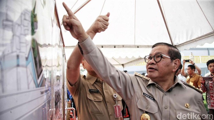 Gubernur DKI Jakarta, Pramono Anung, meninjau progres revitalisasi Stadion Tugu di Koja, Jakarta Utara, Senin (2/6/2025). Kunjungan ini dilakukan untuk memantau perkembangan pembangunan stadion yang menjadi kebanggaan warga Jakarta Utara.