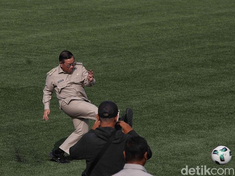Pramono Pamer Tendangan Saat Tinjau Revitalisasi Stadion Tugu