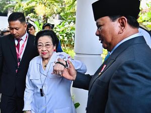Saat Prabowo Gandeng Tangan Megawati di Gedung Pancasila