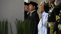 Prabowo, Gibran dan Megawati lalu berjalan berbarengan ke upacara Gedung Pancasila. Terlihat Prabowo dan Gibran mengenakan pakaian sipil lengkap (PSL) dan peci, sementara Megawati mengenakan pakaian serba putih. (Foto: Dok Biro Setwapres).