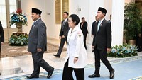 Ada yang menarik sebelum upacara peringatan Hari Lahir Pancasila digelar di Gedung Pancasila, Kementerian Luar Negeri (Kemlu), Jakarta. Presiden Prabowo Subianto, Wakil Presiden (Wapres) Gibran Rakabuming Raka dan Presiden ke-5 RI sekaligus Ketua Dewan Pengarah BPIP Megawati Soekarnoputri tampil bersama berjalan menuju lokasi upacara. (Foto: Dok Biro Setwapres).
