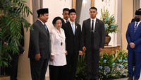Sebelum upacara, Prabowo, Gibran dan Megawati bersiap terlebih dahulu di holding room. Megawati tampak berdiri diapit Prabowo dan Gibran. (Foto: Dok Biro Setwapres).