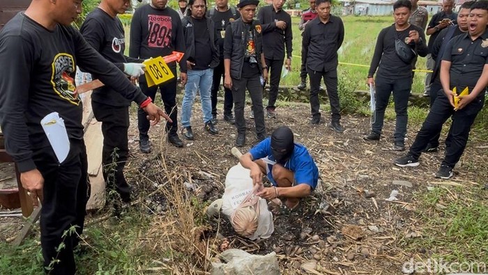 Pria bernama Amma memperagakan 115 adegan saat memperkosa-membunuh wanita yang mayatnya ditemukan sisa kerangka di Palopo.