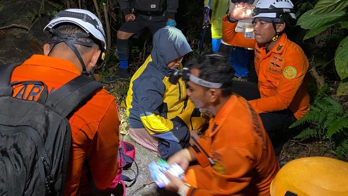 Proses evakuasi 35 pendaki di Babel.