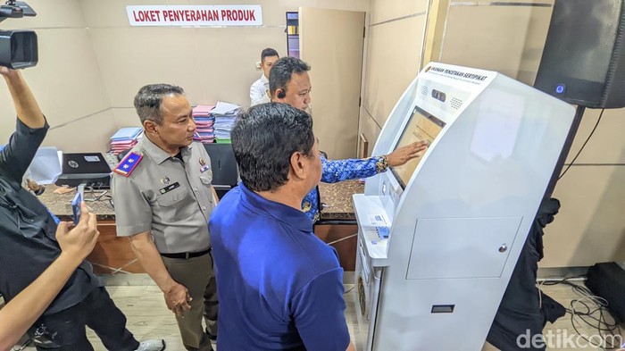 Proses mengurus Roya Layanan Lima Menit (Ralali) di kantor Pertanahan Kota Semarang, Senin (2/6/2025).