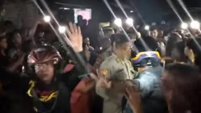 Puluhan warga menganiaya pelaku pencabulan di Tanjungbalai. (Istimewa)