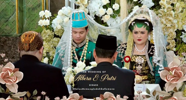 Putri Ayu Habibie dan Rafli Albera resmi menikah pada Minggu (1/6/25) di Masjid Baitul IImi, Labschool Kebayoran. Kental adat Jawa, keduanya tampil serasi dalam balutan busana pengantin Solo bernuansa hijau. Foto: YouTube/Putri Habibie
