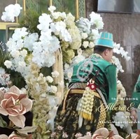 Putri mengenakan busana Solo basahan yang terdiri dari busana dodot yang dikombinasikan dengan kebaya hijau. Bagian kepalanya juga dihiasi dengan paes dan sanggul. Aksesori kepala seperti cunduk mentul hingga ronce melati juga turut dikenakan Putri. Foto: YouTube/Putri Habibie