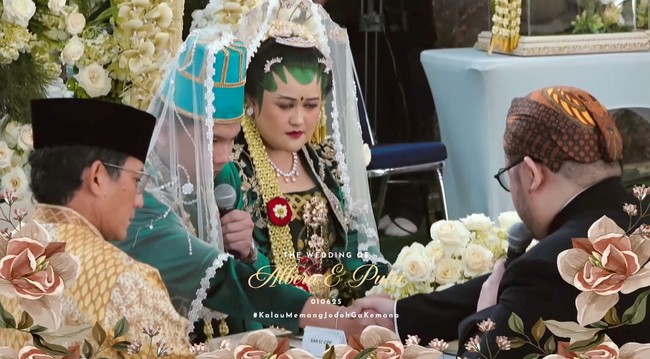 Prosesi akad nikah berjalan lancar dengan adik Putri sendiri yang menjadi wakil wali nikahnya. Sandiaga Uno juga turut hadir sebagai saksi dari calon pengantin pria. Foto: YouTube/Putri Habibie