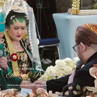 Prosesi akad nikah berjalan lancar dengan adik Putri sendiri yang menjadi wakil wali nikahnya. Sandiaga Uno juga turut hadir sebagai saksi dari calon pengantin pria. Foto: YouTube/Putri Habibie