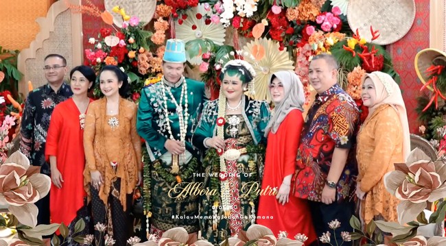 Setelah akad Putri dan suami langsung menggelar acara resepsi pernikahan. Masih dengan busana yang sama, keduanya berpindah ke ruangan yang sudah didekorasi dengan bunga warna-warni. Foto: YouTube/Putri Habibie
