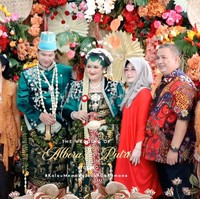 Setelah akad Putri dan suami langsung menggelar acara resepsi pernikahan. Masih dengan busana yang sama, keduanya berpindah ke ruangan yang sudah didekorasi dengan bunga warna-warni. Foto: YouTube/Putri Habibie