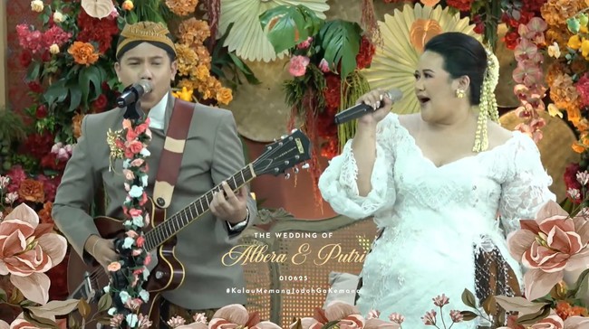 Sedikit berbeda dengan riasan wajah sebelumnya yang terlihat lebih bold dengan lipstik merah, kali ini Putri tampil lebih soft dengan pulasan lipstik berwarna kecoklatan. Foto: YouTube/Putri Habibie