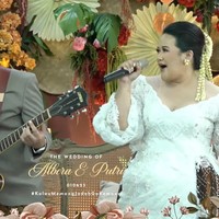 Sedikit berbeda dengan riasan wajah sebelumnya yang terlihat lebih bold dengan lipstik merah, kali ini Putri tampil lebih soft dengan pulasan lipstik berwarna kecoklatan. Foto: YouTube/Putri Habibie