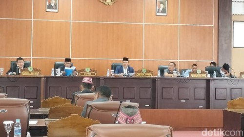 Rapat Paripurna DPRD Manggarai Barat dengan agenda penyampaian pengantar Nota Keuangan atas Ranperda tentang Pertanggungjawaban Pelaksanaan APBD Kabupaten Manggarai Barat Tahun Anggaran 2024, Senin (2/6/2025). (Ambrosius Ardin)