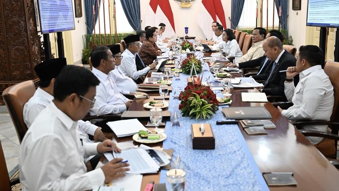 Rapat terbatas kabinet terkait stimulus ekonomi di Kantor Presiden