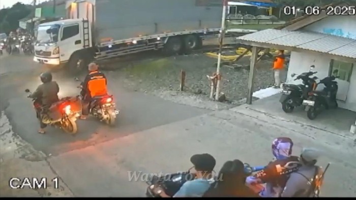 Rekaman CCTV saat truk tronton terjebak di rel kereta api perlintasan Kawunganten, Kabupaten Cilacap, Minggu (1/6/2025) sore.