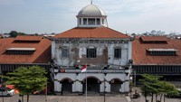 Tahap awal proyek revitalisasi ini mencakup pembangunan kolam retensi Polder Tawang yang terintegrasi dengan sistem drainase. Langkah ini diambil sebagai antisipasi terhadap potensi genangan air, terutama saat cuaca ekstrem dan musim hujan, yang kerap melanda kawasan sekitar stasiun. ANTARA FOTO/Aji Styawan