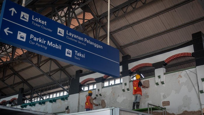 Foto udara kolam retensi polder tawang yang terintegrasi dengan sistem drainase pada proyek revitalisasi tahap pertama di Stasiun Semarang Tawang Bank Jateng, Kota Semarang, Jawa Tengah, Senin (2/5/2025). PT Kereta Api Indonesia (Persero) Daop 4 Semarang melakukan revitaliasasi bangunan cagar budaya stasiun yang dibangun pada 29 April 1911- 1 Juni 1914 era Nederlands-Indische Spoorweg Maatschappij (NIS) meliputi pekerjaan area ruang tunggu Luxury, ruang VIP, area ruang Hall utama, pekerjaan selasar dan sistem drainase guna mengatasi permasalahan potensi genangan saat cuaca ekstrem musim hujan serta sebagai upaya tahap awal dari rencana pengembalian Stasiun Semarang Tawang Bank Jateng ke fasad asli. ANTARA FOTO/Aji Styawan