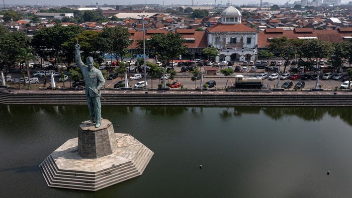 Foto udara kolam retensi polder tawang yang terintegrasi dengan sistem drainase pada proyek revitalisasi tahap pertama di Stasiun Semarang Tawang Bank Jateng, Kota Semarang, Jawa Tengah, Senin (2/5/2025). PT Kereta Api Indonesia (Persero) Daop 4 Semarang melakukan revitaliasasi bangunan cagar budaya stasiun yang dibangun pada 29 April 1911- 1 Juni 1914 era Nederlands-Indische Spoorweg Maatschappij (NIS) meliputi pekerjaan area ruang tunggu Luxury, ruang VIP, area ruang Hall utama, pekerjaan selasar dan sistem drainase guna mengatasi permasalahan potensi genangan saat cuaca ekstrem musim hujan serta sebagai upaya tahap awal dari rencana pengembalian Stasiun Semarang Tawang Bank Jateng ke fasad asli. ANTARA FOTO/Aji Styawan