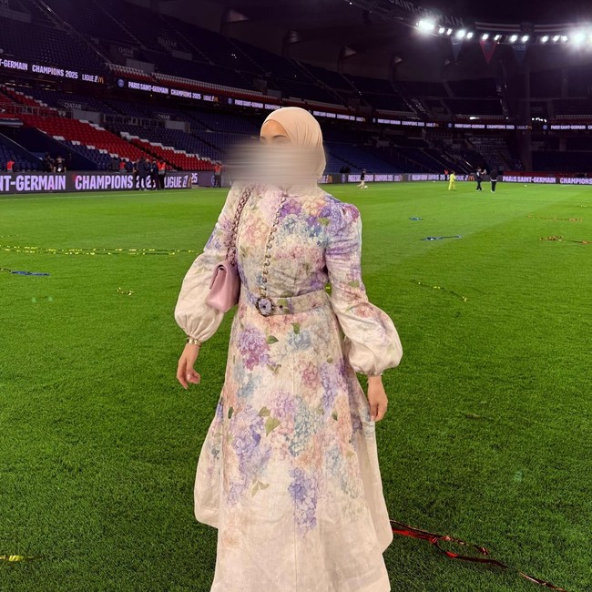 Wanita yang besar di Prancis tersebut menjadi sosok dibalik kesuksesan Ousmane Dembele. Rima sering menemani suaminya saat bertanding. Begini gayanya saat menonton Dembele berlaga. Foto: Instagram @razalae_