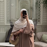 Wanita itu memiliki gaya hijab yang stylish selagi dirinya juga mendirikan brand fashion muslimah, Razalae. Foto: Instagram @razalae_
