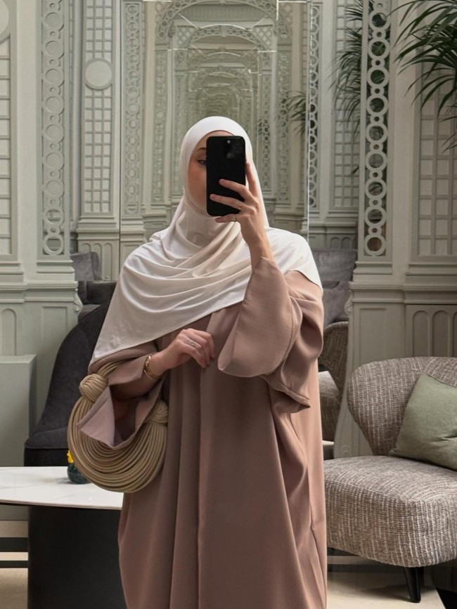 Wanita itu memiliki gaya hijab yang stylish selagi dirinya juga mendirikan brand fashion muslimah, Razalae. Foto: Instagram @razalae_