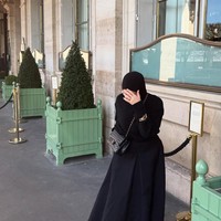 Rima Edbouche dikenal dengan gaya busana bernuansa netral yang menjadi inspirasi bagi sesama hijabers.  Foto: Instagram @razalae_