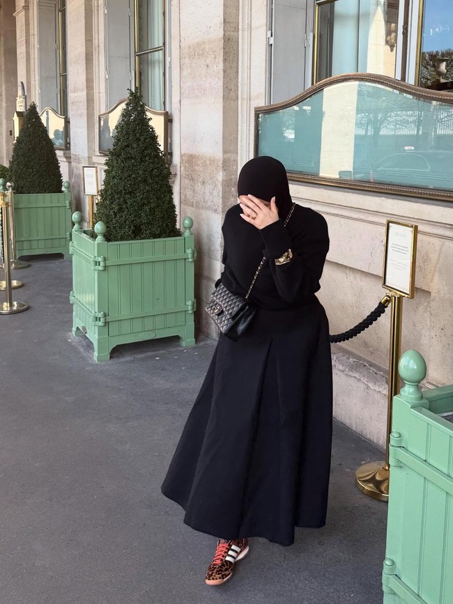 Rima Edbouche dikenal dengan gaya busana bernuansa netral yang menjadi inspirasi bagi sesama hijabers.  Foto: Instagram @razalae_