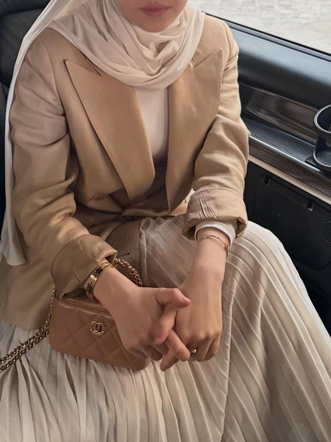Meski tidak menampilkan wajah, istri dari pemain Paris Saint Germain tersebut sering mengunggah OOTD di Instagram.  Foto: Instagram @razalae_