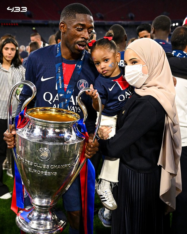 Pose Ousmane Dembele bersama anak dan istrinya dengan trofi Liga Champions jadi sorotan. Foto tersebut menampilkan istri Dembele, Rima Edbouche, yang jadi terlihat bersama bahkan menampakkan wajahnya.Foto: Instagram @433