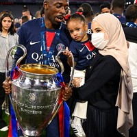 Gaya Stylish Istri Ousmane Dembele, Hijabers yang Jarang Menampilkan Wajah