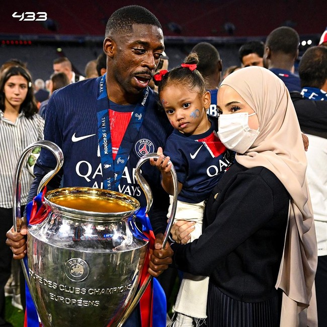 Gaya Stylish Istri Ousmane Dembele, Hijabers yang Jarang Menampilkan Wajah