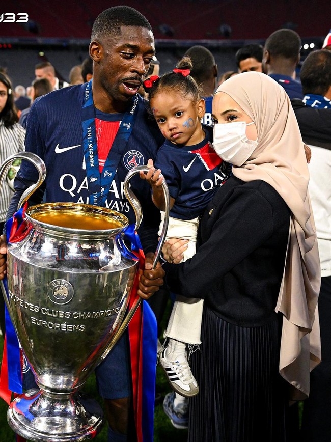 Gaya Stylish Istri Ousmane Dembele, Hijabers yang Jarang Menampilkan Wajah
