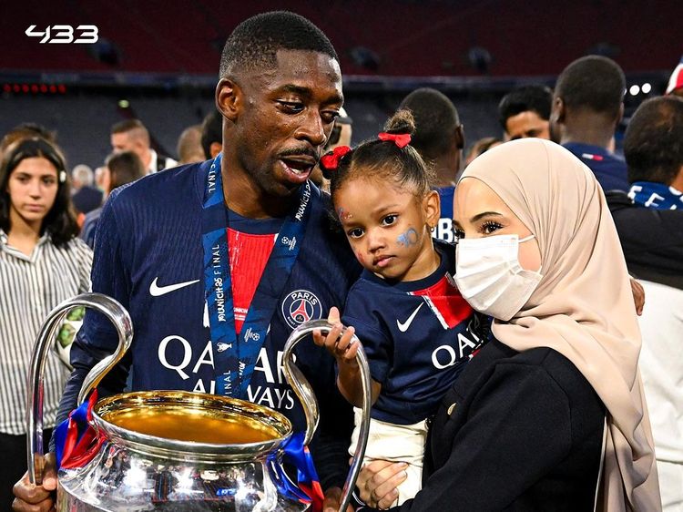 Gaya Stylish Istri Ousmane Dembele, Hijabers yang Jarang Menampilkan Wajah