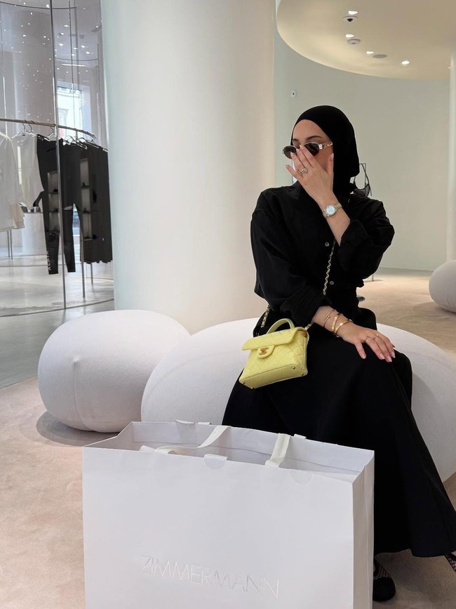 Rima sendiri cukup aktif di media sosial namun ia jarang menampilkan diri. Dalam berbagai postingan, wanita 26 tahun tersebut hampir selalu menyembunyikan wajahnya, termasuk dengan cadar atau masker. Foto: Instagram @razalae_