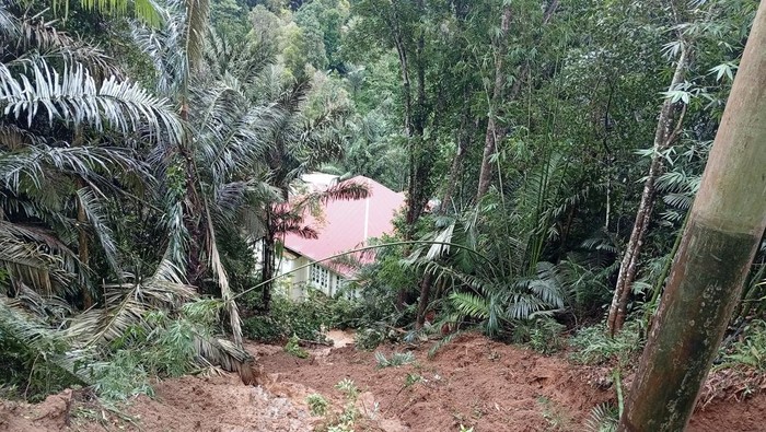 Salah satu puskesmas di Gorontalo rusak diterjang longsor.