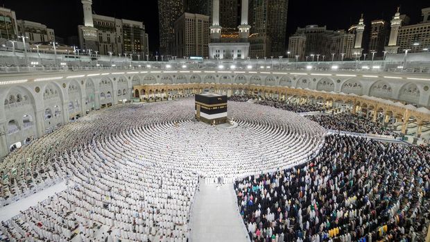 Umat ​​Islam melaksanakan salat subuh di Masjidil Haram selama ibadah haji tahunan di kota suci Mekkah, Arab Saudi, 2 Juni 2025. Saudi Press Agency/Handout via REUTERS