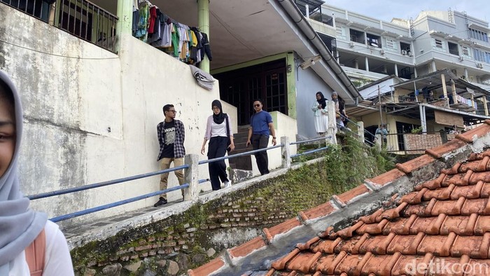 Sejumlah muda-mudi menyusuri gang-gang sempit di Kota Semarang. Mereka ingin mengenal sisi lain dari kota tersebut. Foto diunggah Senin (2/6/2025). Sejumlah muda-mudi menyusuri gang-gang sempit di Kota Semarang. Mereka ingin mengenal sisi lain dari kota tersebut.