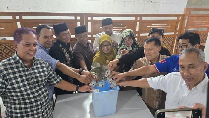 Sejumlah pengurus daerah partai Ummat di DIY menggelar aksi buang KTA di Kota Jogja, Senin (2/6/2025).