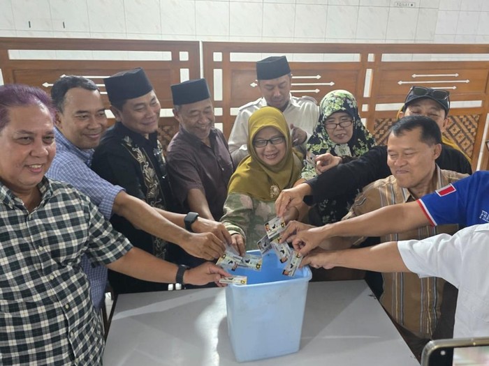 Sejumlah pengurus daerah partai Ummat di DIY menggelar aksi buang KTA di Kota Jogja, Senin (2/6/2025).