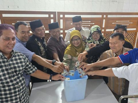 Sejumlah pengurus daerah partai Ummat di DIY menggelar aksi buang KTA di Kota Jogja, Senin (2/6/2025).