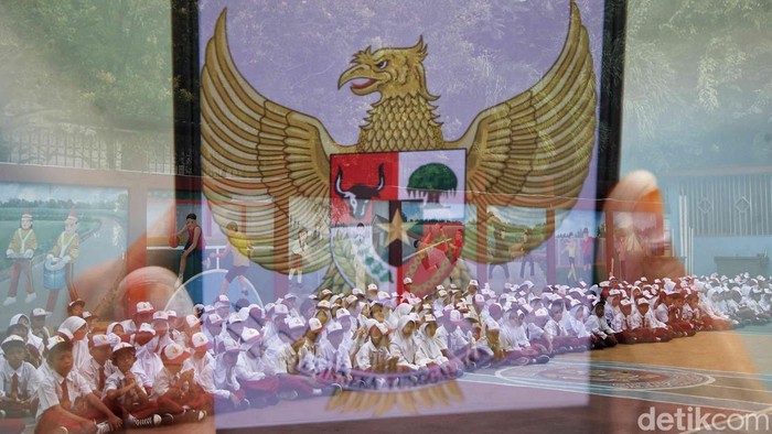 Sejumlah siswa dan siswi mengikuti upacara dalam rangka memperingati Hari Kesaktian Pancasila di SDN 13 Semper Barat, Jakarta Utara, Senin (2/6/2025). Kegiatan ini berlangsung di halaman sekolah dengan khidmat dan penuh semangat kebangsaan.