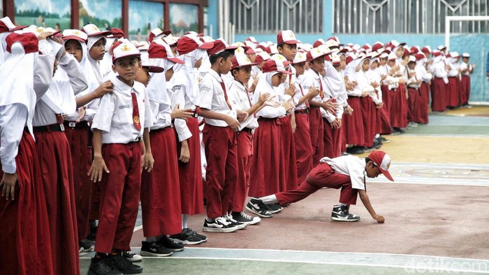 Sejumlah siswa dan siswi mengikuti upacara dalam rangka memperingati Hari Kesaktian Pancasila di SDN 13 Semper Barat, Jakarta Utara, Senin (2/6/2025). Kegiatan ini berlangsung di halaman sekolah dengan khidmat dan penuh semangat kebangsaan.