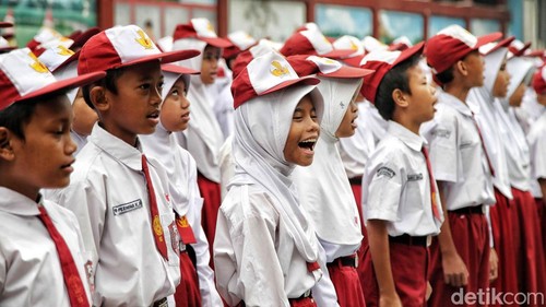 Sejumlah siswa dan siswi mengikuti upacara dalam rangka memperingati Hari Kesaktian Pancasila di SDN 13 Semper Barat, Jakarta Utara, Senin (2/6/2025). Kegiatan ini berlangsung di halaman sekolah dengan khidmat dan penuh semangat kebangsaan.