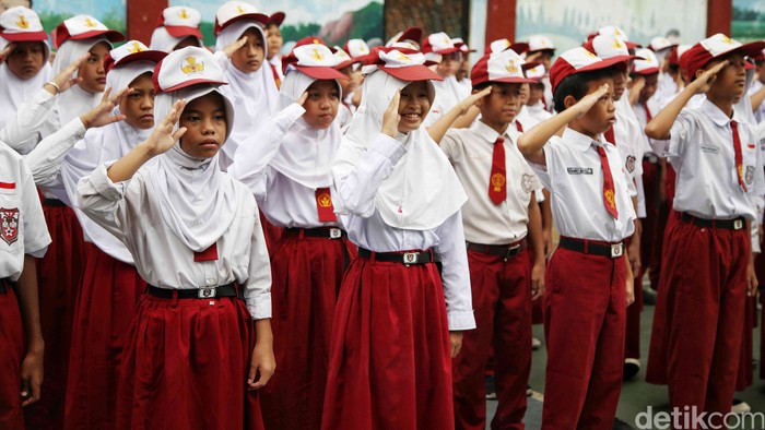 Sejumlah siswa dan siswi mengikuti upacara dalam rangka memperingati Hari Kesaktian Pancasila di SDN 13 Semper Barat, Jakarta Utara, Senin (2/6/2025). Kegiatan ini berlangsung di halaman sekolah dengan khidmat dan penuh semangat kebangsaan.