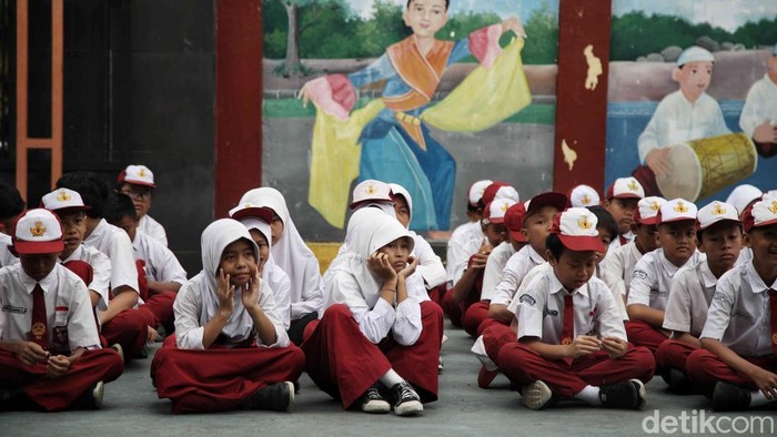 Sejumlah siswa dan siswi mengikuti upacara dalam rangka memperingati Hari Kesaktian Pancasila di SDN 13 Semper Barat, Jakarta Utara, Senin (2/6/2025). Kegiatan ini berlangsung di halaman sekolah dengan khidmat dan penuh semangat kebangsaan.