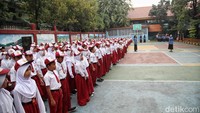 Upacara diikuti oleh seluruh warga sekolah, mulai dari siswa, guru, hingga tenaga kependidikan. Para siswa terlihat tertib berbaris dan mengenakan seragam lengkap, sementara para guru memandu jalannya upacara dengan penuh tanggung jawab.  