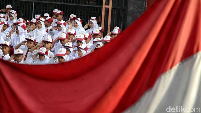 Sejumlah siswa dan siswi mengikuti upacara dalam rangka memperingati Hari Kesaktian Pancasila di SDN 13 Semper Barat, Jakarta Utara, Senin (2/6/2025). Kegiatan ini berlangsung di halaman sekolah dengan khidmat dan penuh semangat kebangsaan.