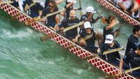 Tradisi ini berkembang menjadi kebiasaan tahunan memakan pangsit beras kukus dan mengikuti lomba perahu naga. Foto: REUTERS/Lam Yik
